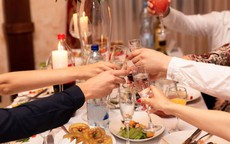 Sau tuổi 40, người khôn ngoan không còn 'cả nể' nhận lời dự 3 kiểu tiệc tùng này