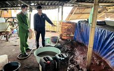 Hà Nội: Triệt phá 2 xưởng phân kim xả hơn 6,7 tấn chất thải nguy hại ven sông Đuống