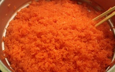 Cách nấu xôi gấc dẻo và ngon cúng đêm giao thừa mang may mắn, thịnh vượng