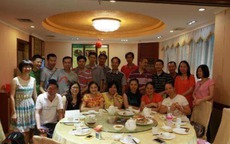 Bị khinh thường vì đi họp lớp trong bộ đồ công nhân, người đàn ông khiến bạn cũ xấu hổ bằng 1 hành động