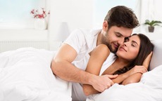 Khi gần gũi, nếu nàng có 3 cử chỉ này chứng tỏ cô ấy yêu bạn rất đậm sâu