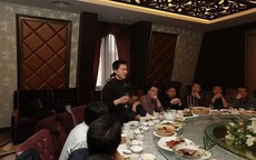 Vừa thăng chức đã đứng ra khao họp lớp, phút sau tôi chết lặng khi cả bàn gọi 10 con tôm hùm lớn