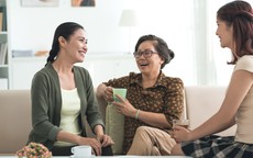 Bố mẹ bật khóc khi nhận từ con trai 10 triệu đồng sắm Tết: Màn 'lột xác' khó tin nhờ con dâu