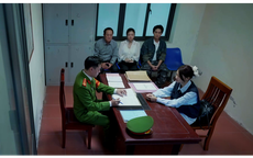 Gia đình đưa Ánh Dương ra cơ quan công an tố cáo kẻ 'tống tình'