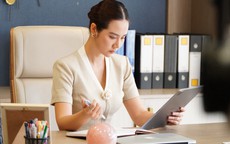 Nhan sắc thăng hạng và gu thời trang ấn tượng của Huyền Lizzie trong 'Cách em 1 milimet'