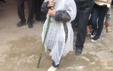 Lý do có tục mũ gai đai chuối và chống gậy trong đám tang, xưa nay đều phải thế