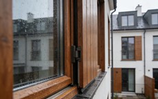 Vì sao cửa gỗ, cửa nhôm dễ bị kẹt khi trời lạnh?