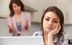 Nửa đêm đọc trộm tin nhắn trong máy của con gái rồi mang ra chất vấn, ánh mắt của đứa trẻ khiến tôi lặng người