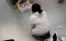 Cô gái 28 tuổi bị bố mẹ kiểm soát tới nỗi đôi giày 700 nghìn cũng không được mua