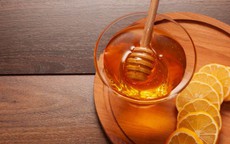 Mẹo phân biệt mật ong thật và giả chỉ nhờ một tờ khăn giấy