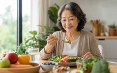 Dinh dưỡng sau tuổi 50: 5 thực phẩm nên ăn và 7 nhóm cần hạn chế để tuổi già sống khỏe