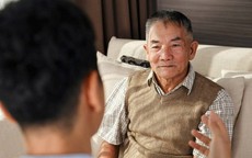 Tôi phát hiện bí mật đen tối của bố vợ nhưng nghe lời đề nghị hấp dẫn của ông khiến tôi khó chối từ