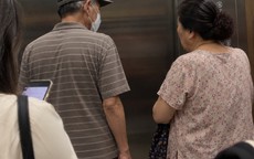 Gặp bố chồng chị đồng nghiệp trong thang máy, tôi không tin vào những điều mắt thấy tai nghe