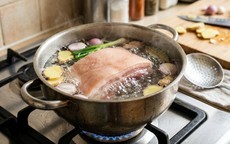 Luộc thịt cho vào nước lạnh hay nước sôi để thịt mềm, ngọt và không khô? Tiết lộ thú vị từ đầu bếp