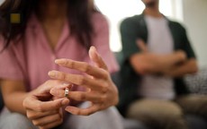 Ly hôn ở tuổi 50, tôi mới nhận ra mình đã làm tổn thương con trai suốt nhiều năm