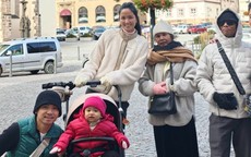 Mẹ ruột H'Hen Niê gây chú ý khi lần đầu đến châu Âu
