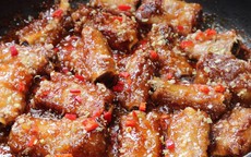 Cuối tuần làm sườn non rim mắm tỏi, miếng sườn óng vàng, đậm vị, hao cơm