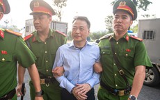 Cảnh sát dẫn giải Shark Bình và 'ông trùm' lừa đảo Mr Pips vào phòng xét xử