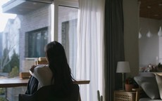 Đi làm xa, thi thoảng xem camera nhà mình lúc tối muộn nhưng thói quen gần đây của vợ làm tôi bối rối đỏ mắt