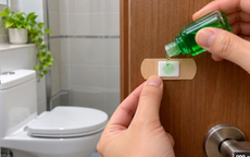 Chỉ một miếng dán này lên cửa nhà vệ sinh, muỗi biến mất, nhà thơm phức tức thì