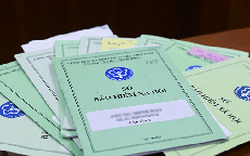Tin sáng 30/10: Để nâng mức hưởng lương hưu hoặc có thêm nguồn tài chính khi về già, người dân đang có sổ BHXH cần lưu ý điều này; Báo cho công an vì tài khoản bất ngờ nhận 1 tỷ đồng