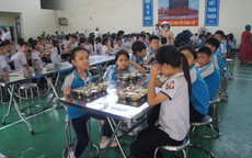 Tin sáng 31/10: Khoảnh khắc nhân viên gác chắn tàu cứu nữ sinh khỏi đầu xe container; Hà Nội yêu cầu minh bạch từng suất ăn bán trú
