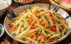 Tôi nghe chị đồng nghiệp xui mua ngay quả dưa hấu, ai ngờ nấu ra món vừa ngon lạ miệng lại rẻ bèo