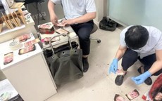 Bất ngờ số tiền nhận lại khi cặp vợ chồng già mang gần 800 triệu đồng bị cháy đen đến đổi ở ngân hàng