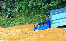 Qua suối lúc lũ ập về, xe tải bị nước cuốn trôi ở Đà Lạt