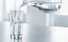 Người bệnh ung thư uống nước thế nào là hợp lý?