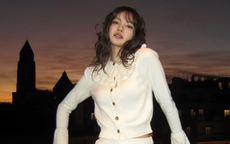 Lisa (BLACKPINK) khoe đôi chân dài nổi bật tại Pháp