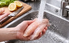 Tại sao thịt sống càng rửa càng có hại?
