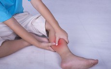 Bé gái 4 tuổi kêu đau chân nhưng gia đình vẫn chủ quan, đi khám bất ngờ phát hiện ung thư nguy cơ cao