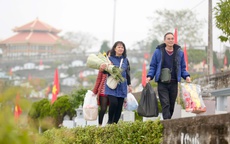 Tranh thủ cuối tuần, người dân tất bật sắm cành đào, chậu cúc đưa lên nghĩa trang tảo mộ, mời tổ tiên về đón Tết