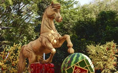 Nghệ nhân từng lập kỷ lục Việt Nam với 'rồng lu' tiếp tục ra mắt linh vật ngựa