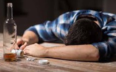 Uống rượu thuốc mua trên mạng, người đàn ông 60 tuổi nguy kịch vì ngộ độc cấp