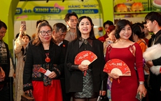 NSND Thu Hà 'Lá ngọc cành vàng' và dàn sao Việt nô nức đi xem phim Tết của Xuân Hinh