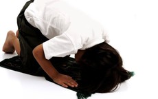 Vợ quỳ xin tha thứ vì lỡ phát sinh quan hệ không an toàn với người yêu cũ trước ngày cưới