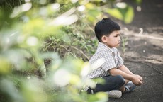 Kiểu cha mẹ tưởng hiền lành nhất lại khiến con tổn thương sâu nhất: 10 năm sau mới trả giá