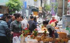 Chợ Hà Nội nhộn nhịp ngày lễ hóa vàng mùng 3 Tết