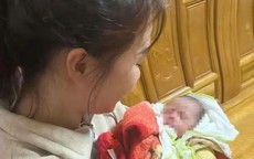 Phát hiện bé trai bị bỏ rơi kèm lá thư xin lỗi