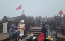 Đỉnh Fansipan ken đặc du khách ngày Mùng 4 Tết Nguyên đán