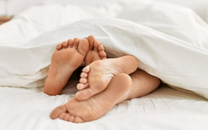 Làm 'chuyện ấy' trước khi đi ngủ có giúp ngủ ngon hơn? Chuyên gia giấc ngủ lý giải