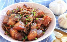 Vẫn là thịt ba chỉ nhưng kho cùng nguyên liệu này ngon lại thơm phức và cầu mong tài lộc, sức khỏe trong năm mới