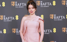 Nữ diễn viên phim Sex Education lọt Top mặc đẹp nhất BAFTA 2026