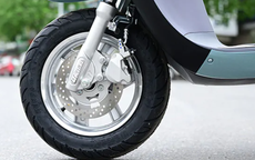 Trải nghiệm xe máy điện giá 18,5 triệu đồng ở Việt Nam thiết kế nhỏ gọn, tải trọng lớn, pin khỏe, tốc độ cao, đi 85km/lần sạc rẻ hơn Vision, chỉ như xe số Wave Alpha