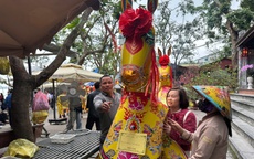 Chi nửa triệu đồng mua ngựa giấy đốt cầu may tại Đền Chợ Củi