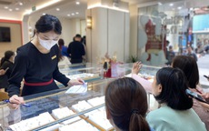 Ngày vía Thần Tài nên mua vàng để đeo, cất đi hay bán kiếm lời?