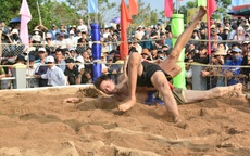 Video hàng nghìn người vây kín sới vật xem trai tráng 'lấm lưng, trắng bụng'