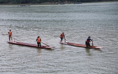 Mãn nhãn màn đua thuyền 'độc mộc' trên hồ Ba Bể